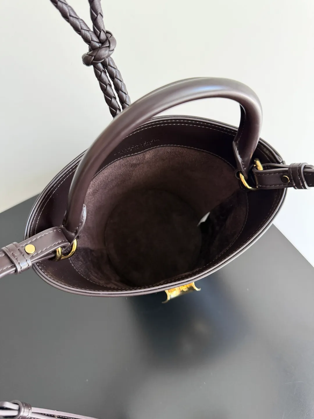 Batch 1620 BOTTEGA VENETA 2025 new women's LIBERTA small bucket bag The wind of "freedom" is still blowing towards summer🫧Unique bag shape and large enough capacity. This kind of small bag has always been very popular in summer. It can easily store essential items such as sunscreen and mini 5-fold umbrella when carrying it when going out. It uses braided knots and horseshoe buckle shapes. The metal ring is used for opening and closing, and the classic weaving is only used as an embellishment here, giving way to the simplicity of all-leather. It is a true combination of innovation and classics. It is also equipped with a detachable long shoulder strap. Friends who don’t like to carry it on the shoulder can only buy this bag and have more choices. Style number: 815244 Size: 22*18*15cm